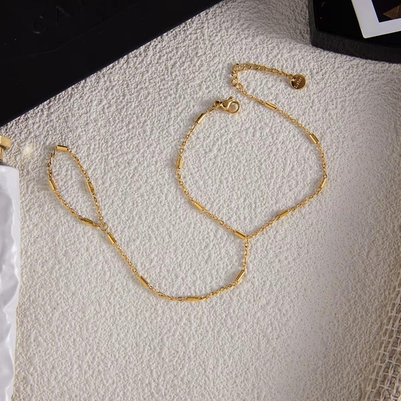 18K Gold Plated Hand Chain Bracelet - Picture 6 of 8